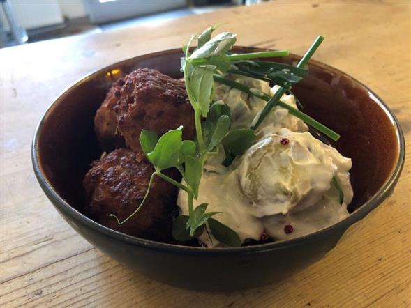 Hjemmelavet frikadeller m. Kartoffelsalat, surt og brød